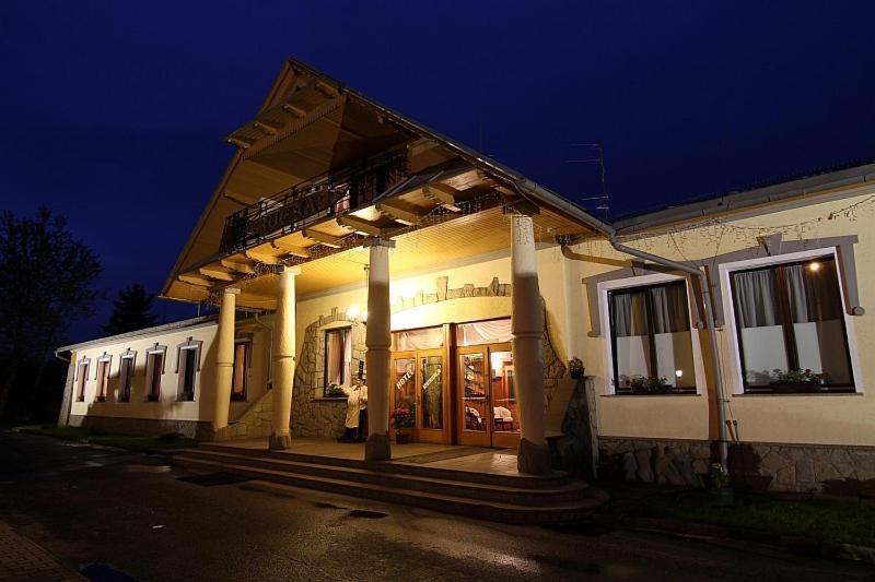 Restauracja Noclegi Ruczaj Nowy Targ Buitenkant foto